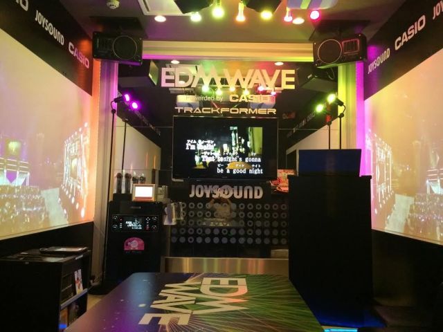 カラオケルームがフェス会場さながらに!?　 JOYSOUND品川港南口店に「EDM WAVEルーム」オープン